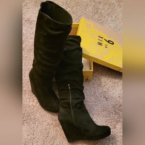 Mix No.6 Women's 9M black faux ruched suede wedge platform tall boot, new in box